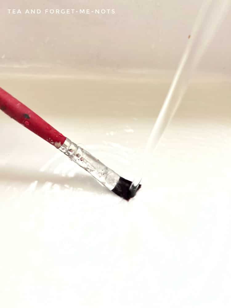 Cleaning paintbrush with water