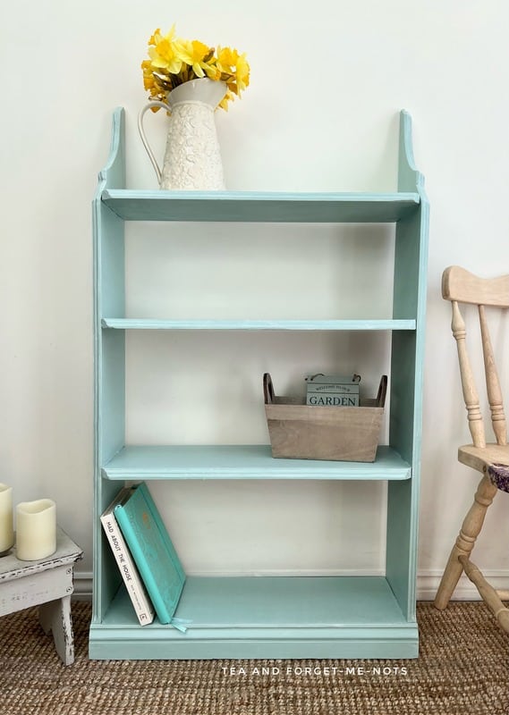 Final chalk painted bookshelf