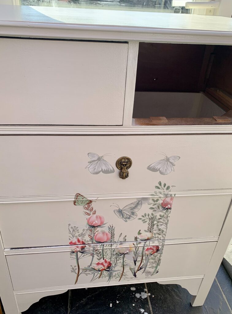 image shows handle in the middle of a drawer,