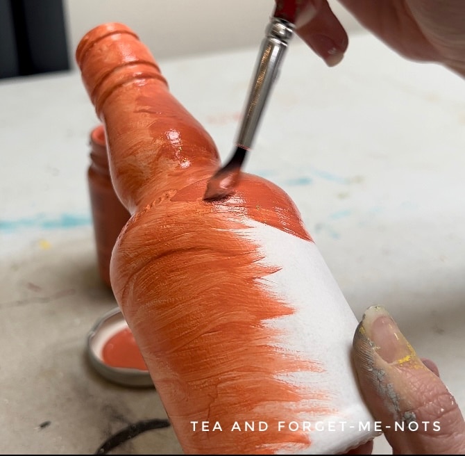 painting the glass bottle with fleur paint