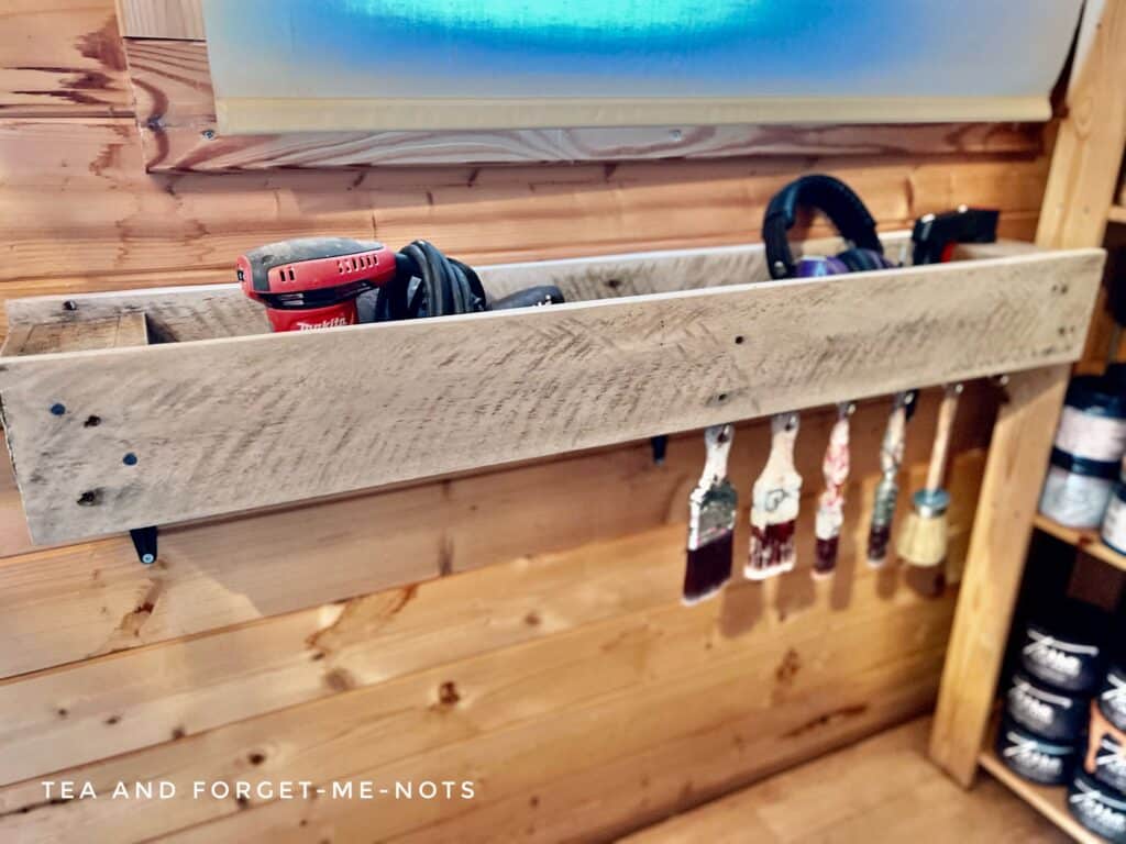 Pallet wood shelf