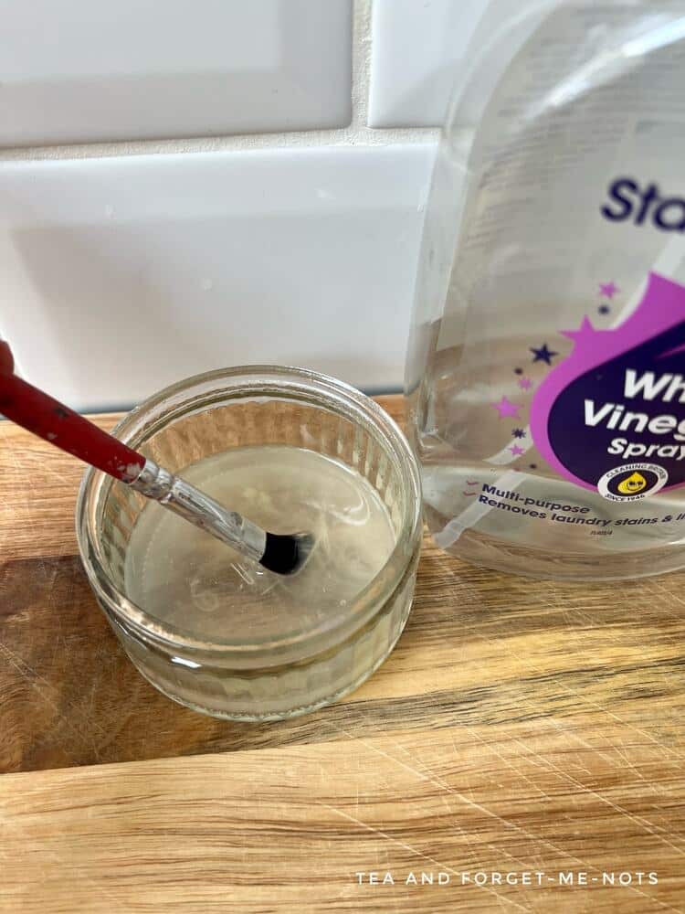 Clean acrylic paint with white vinegar