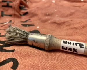 Tip to paint better - Photo of a wax brush with a label