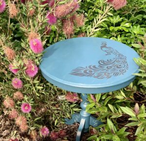 The finished table amongst flowers 