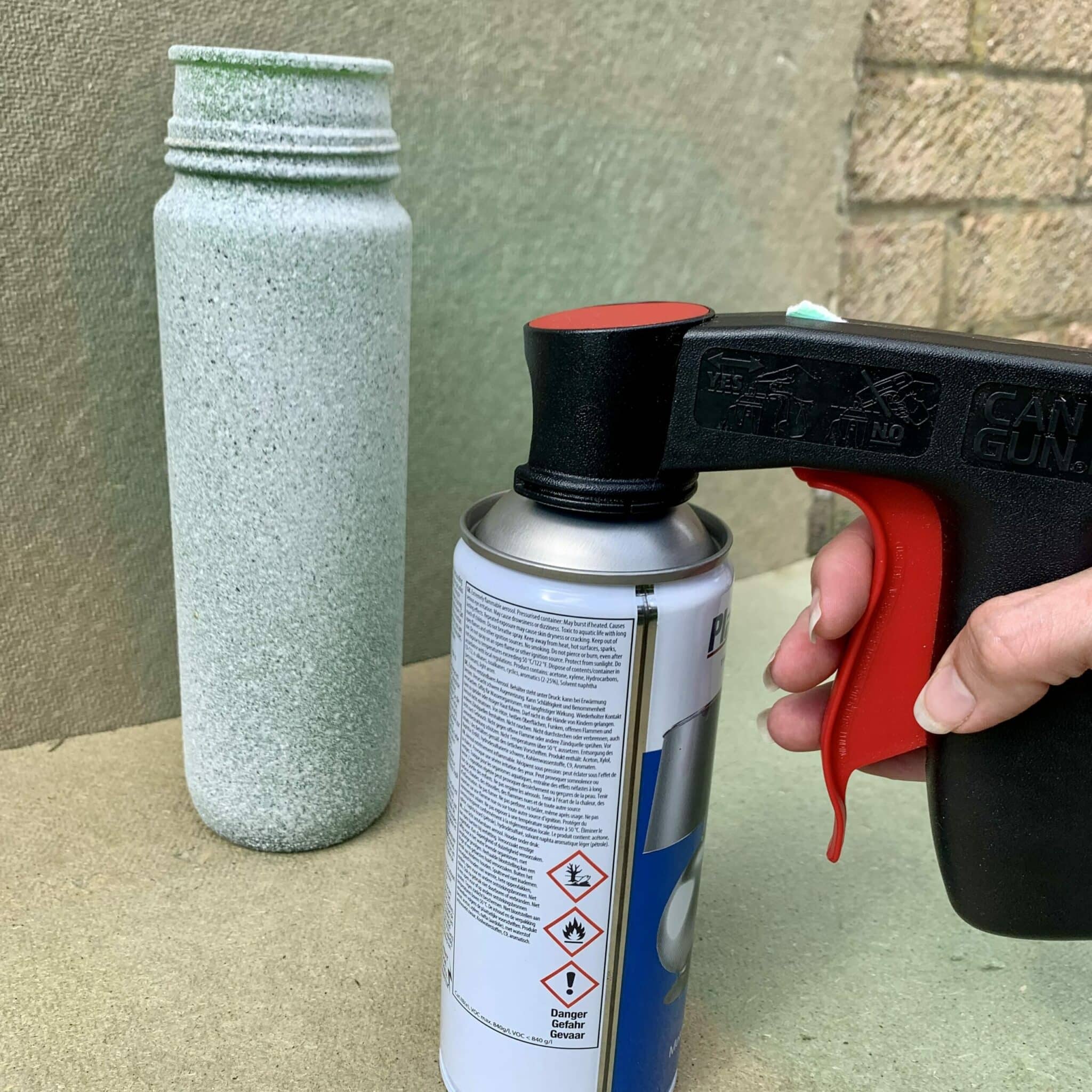 Spray can handle
