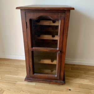 Wine cabinet before the mess-free distressed furniture technique