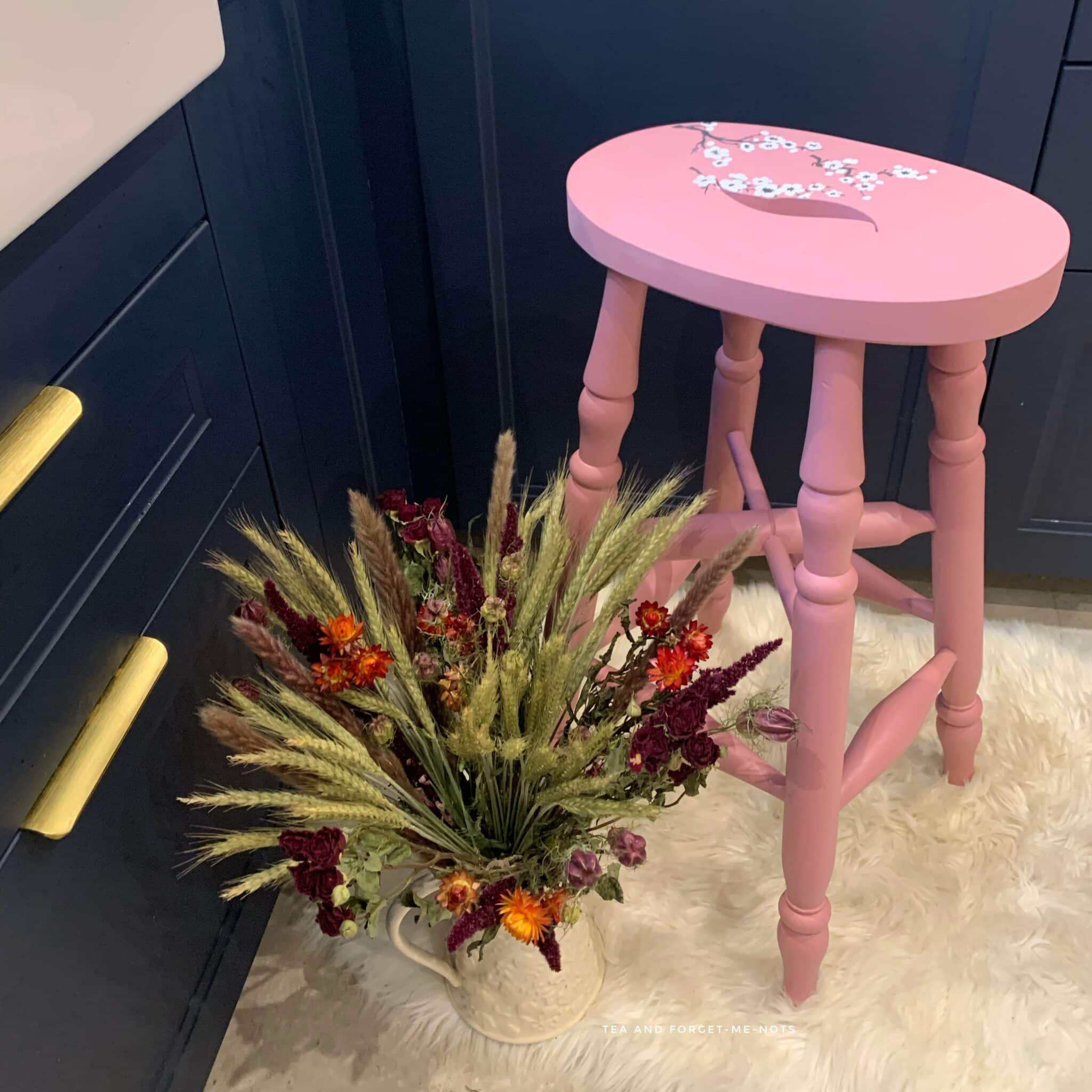 How to upcycle an old wooden chair with a furniture transfer in 4 steps