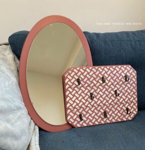 The finished mirror and jewellery holder after add pattern to home decor 