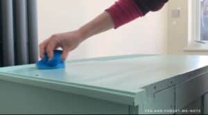 Applying top coat with sponge - fresh look on furniture