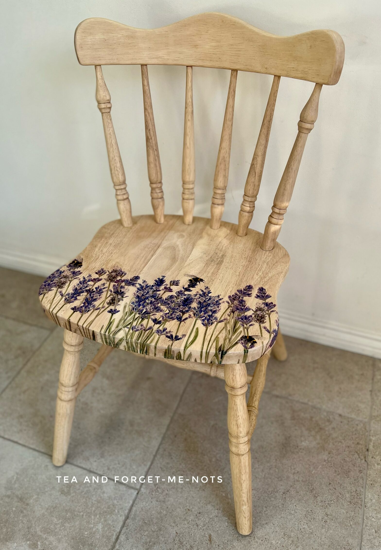 How to upcycle an old wooden chair with a furniture transfer in 4 steps