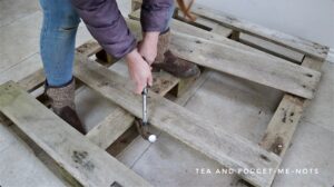 Dismantling the pallet wood