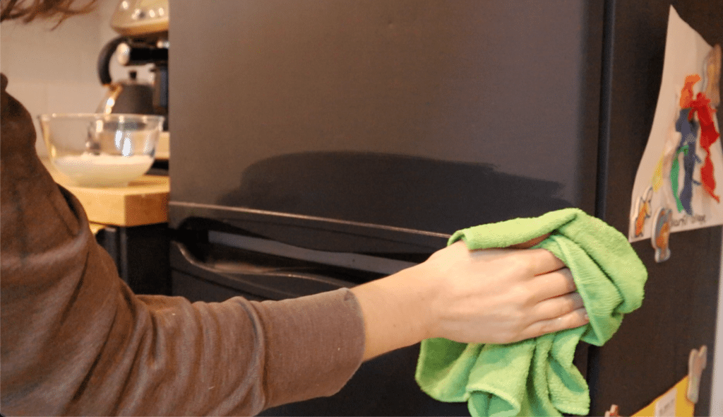 cleaning-fridge-with-dish-soap