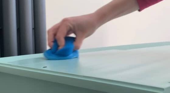 Applying top coat with sponge - fresh look on furniture