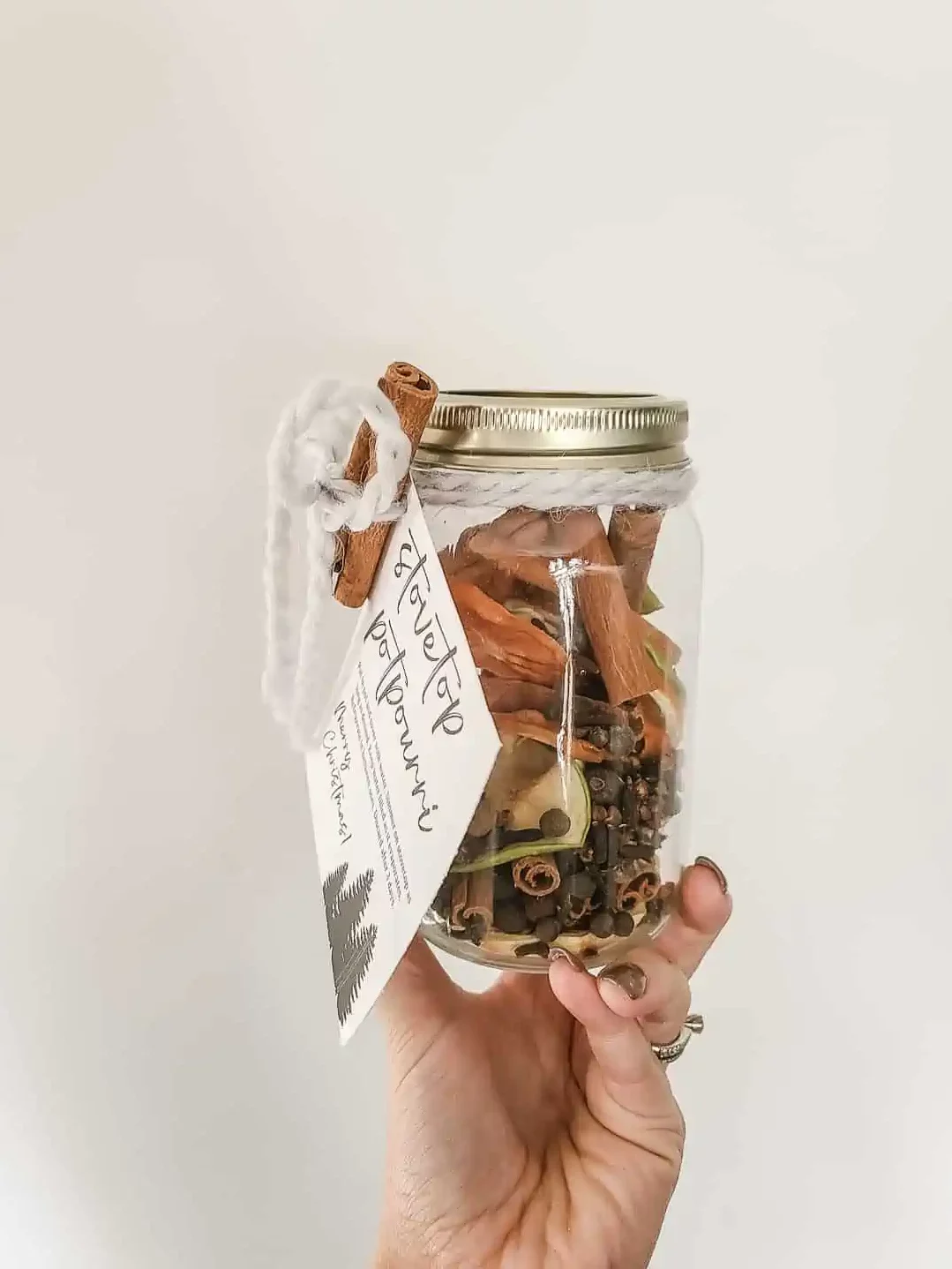 diy-christmas-idea-with-stovetop-potpourri-in-jar